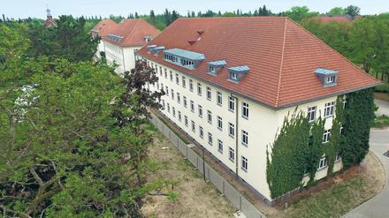 Freie Kapazitäten. Einige Gebäude der Erstaufnahmeeinrichtung für Flüchtlinge in Wünsdorf. Der Standort soll nun doch nicht auf bis zu 1700 Plätze ausgebaut werden.
