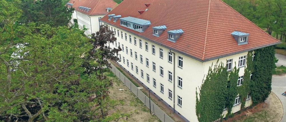 Freie Kapazitäten. Einige Gebäude der Erstaufnahmeeinrichtung für Flüchtlinge in Wünsdorf. Der Standort soll nun doch nicht auf bis zu 1700 Plätze ausgebaut werden.