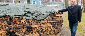 Seit 20 Jahren lagert Inselhotel-Geschäftsführer Burkhard Scholz das Holz für seine Kamine im hoteleigenen Garten. Nun soll der Stapel auf einmal illegal sein.
