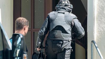 Nur Pyrotechnik. Spezialkräfte der Brandenburger Polizei durchsuchten am Mittwoch eine Wohnung in Eisenhüttenstadt. Erste Befürchtungen, dass ein Anschlag auf ein Stadtfest vorbereitet wurde, bewahrheiteten sich nicht.