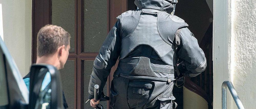 Nur Pyrotechnik. Spezialkräfte der Brandenburger Polizei durchsuchten am Mittwoch eine Wohnung in Eisenhüttenstadt. Erste Befürchtungen, dass ein Anschlag auf ein Stadtfest vorbereitet wurde, bewahrheiteten sich nicht.