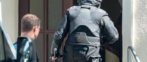 Nur Pyrotechnik. Spezialkräfte der Brandenburger Polizei durchsuchten am Mittwoch eine Wohnung in Eisenhüttenstadt. Erste Befürchtungen, dass ein Anschlag auf ein Stadtfest vorbereitet wurde, bewahrheiteten sich nicht.