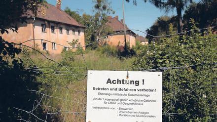 Im Dornröschenschlaf. Das Krampnitzer Kasernengelände liegt praktisch seit 1992 brach und verfällt. Die Anläufe von verschiedenen Investoren für diverse Projekte liefen bislang ins Leere. Die Stadt will das Areal zum neuen Stadtteil entwickeln – größtes Problem sind dabei die ungeklärten Eigentumsverhältnisse.