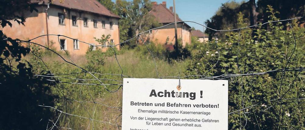 Im Dornröschenschlaf. Das Krampnitzer Kasernengelände liegt praktisch seit 1992 brach und verfällt. Die Anläufe von verschiedenen Investoren für diverse Projekte liefen bislang ins Leere. Die Stadt will das Areal zum neuen Stadtteil entwickeln – größtes Problem sind dabei die ungeklärten Eigentumsverhältnisse.