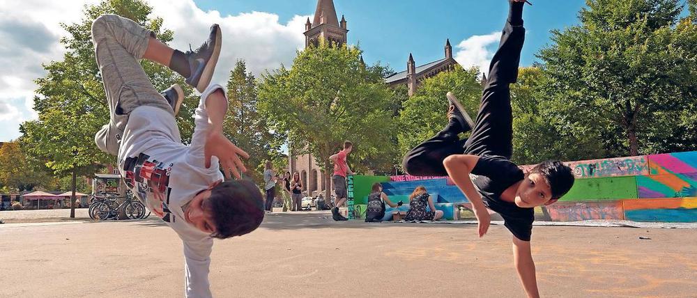Street style. Auch der zwölfjährige Serhat (l.) und der 14-jährige Hamid treten beim „Concrete-Battle“ an. Normalerweise trainieren sie drinnen, kurz vor dem Wettkampf testeten sie aber den Asphalt auf dem Bassinplatz.