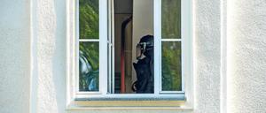 Noch keine Entwarnung. Ein Polizeibeamter in Eisenhüttenstadt.