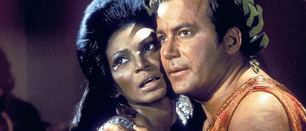 Spektakulär. Lieutenant Uhura (Nichelle Nichols) und Captain James T. Kirk (William Shatner) setzen zum ersten schwarz-weißen Kuss im US-Fernsehen an. Foto: