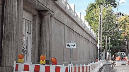 Mehr als 100 Jahre hat die Stützmauer am Bahnhof Babelsberg auf dem Buckel. Nun wurde sie saniert und verstärkt.