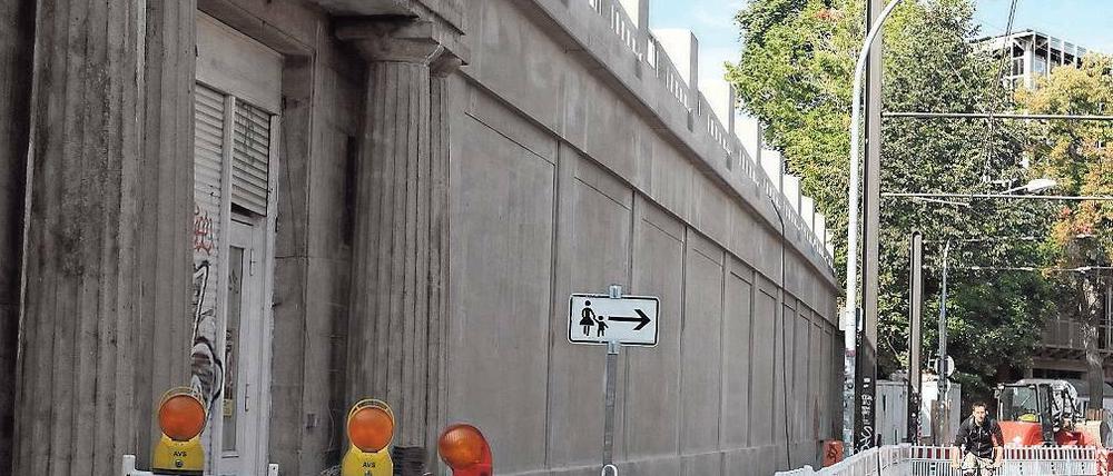 Mehr als 100 Jahre hat die Stützmauer am Bahnhof Babelsberg auf dem Buckel. Nun wurde sie saniert und verstärkt.