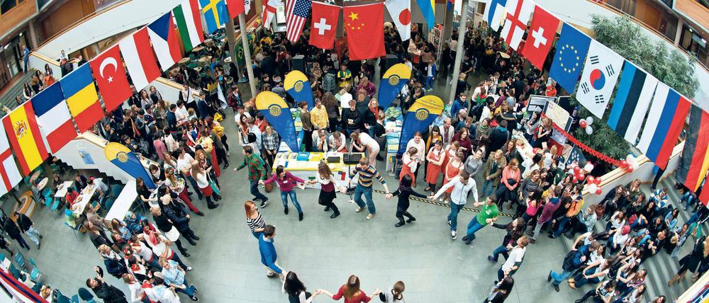 International lernen. Auftrag der Viadrina ist, Brücken zu schlagen und auch viele Studierende aus anderen Ländern anzulocken .