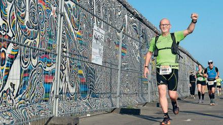 An der Mauer lang waren 350 Einzelläufer und fast 100 Staffeln.