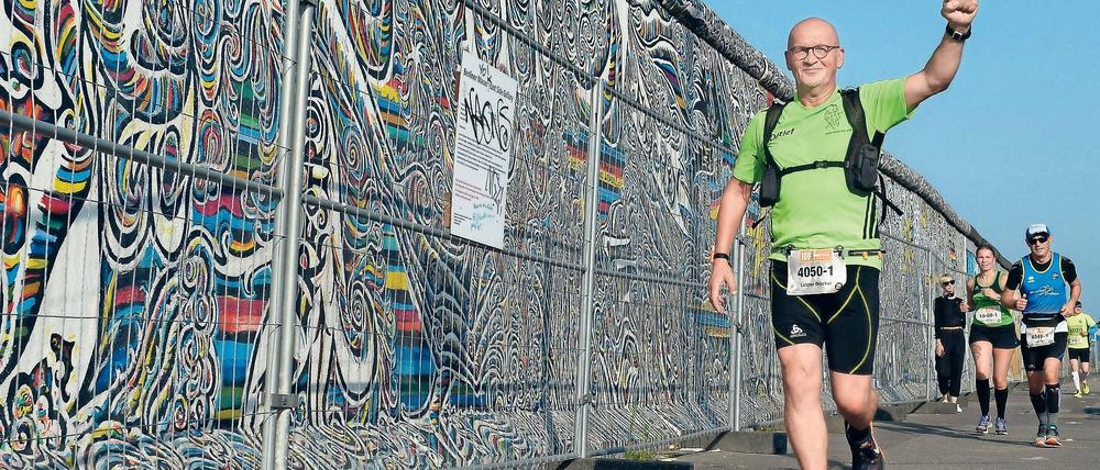 An der Mauer lang waren 350 Einzelläufer und fast 100 Staffeln.