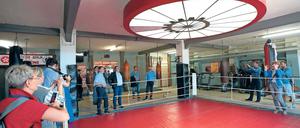 Gong. Im Trainingsraum der Motorhalle wird üblicherweise handfest gearbeitet. Am Dienstag schaute sich Oberbürgermeister Jann Jakobs um. Die dekorative Lampe stammt von einem Filmdreh vor einigen Jahren. Der Rest der Halle ist in die Jahre gekommen und entspricht nicht mehr dem heutigen Standard.