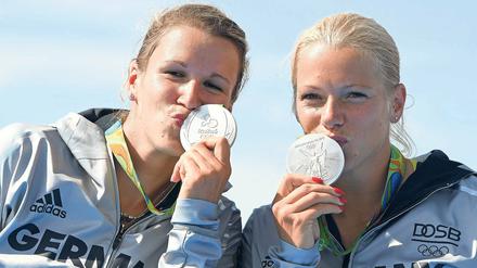 Happy mit Platz zwei. Franziska Weber (r.) und Tina Dietze haben Gold nicht verloren, sondern in einem packenden Rennen Silber gewonnen.