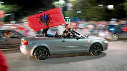 In Albaniens Hauptstadt Tirana wird nicht nur die Teilnahme an der Fußball-Europameisterschaft gefeiert