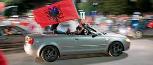 In Albaniens Hauptstadt Tirana wird nicht nur die Teilnahme an der Fußball-Europameisterschaft gefeiert