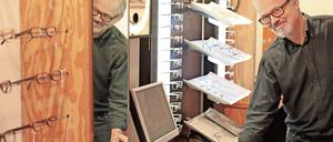 Optiker Martin Carstens hat 25 Flüchtlingen aus dem Raum Kleinmachnow kostenlos zu mehr Durchblick verholfen.