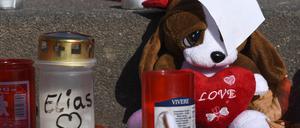 Diese Kerzen und Plüschtiere wurden zum Gedenken an Elias in der Nähe seines früheren Wohnortes am Schlaatz aufgestellt.