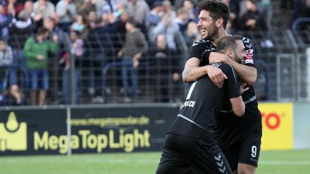 SVB-Spieler Andis Shala und Bilal Cubukcu (l.) freuen sich über den Sieg.