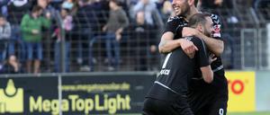 SVB-Spieler Andis Shala und Bilal Cubukcu (l.) freuen sich über den Sieg.