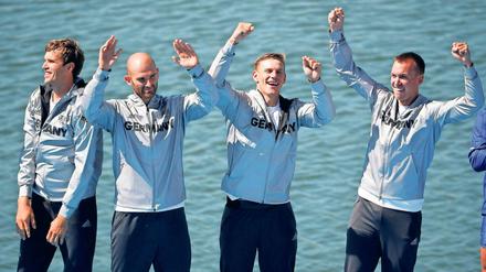 Sie haben die Muskeln spielen lassen. Philipp Wende, Lauritz Schoof, Karl Schultze und der Potsdamer Hans Gruhne (v.l.n.r.) des deutschen Ruder-Doppelvierers nach ihrer Gold-Fahrt von Rio am Donnerstag.