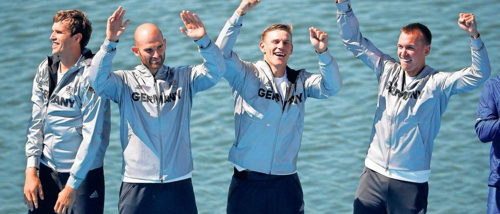 Sie haben die Muskeln spielen lassen. Philipp Wende, Lauritz Schoof, Karl Schultze und der Potsdamer Hans Gruhne (v.l.n.r.) des deutschen Ruder-Doppelvierers nach ihrer Gold-Fahrt von Rio am Donnerstag.