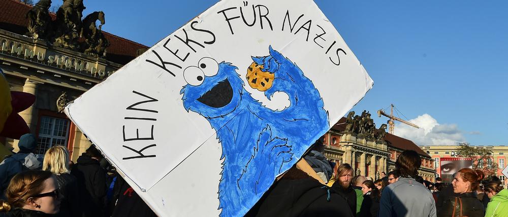 Am 7. April demonstrierte Pogida zum 10. Mal in Potsdam, es kamen gerade einmal 50 Teilnehmer. 500 Potsdamer nahmen an der Gegenkundgebung von "Potsdam bekennt Farbe" teil.