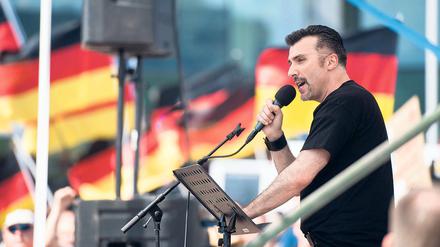 Wanderprediger mit rechten Parolen. Eric Graziani Grünwald hat auch in Potsdam an Pogida-Aufmärschen teilgenommen. Jetzt trommelt er im Internet für deren Nachfolgeorganisation „Freie Patrioten Potsdam“, die am 20. August eine Großkundgebung auf dem Luisenplatz angemeldet hat.
