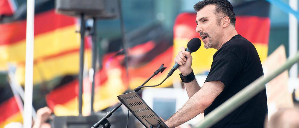 Wanderprediger mit rechten Parolen. Eric Graziani Grünwald hat auch in Potsdam an Pogida-Aufmärschen teilgenommen. Jetzt trommelt er im Internet für deren Nachfolgeorganisation „Freie Patrioten Potsdam“, die am 20. August eine Großkundgebung auf dem Luisenplatz angemeldet hat.