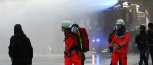 Wasserwerfer sind laut Ministerialbeamten oft sogar das mildeste Mittel.