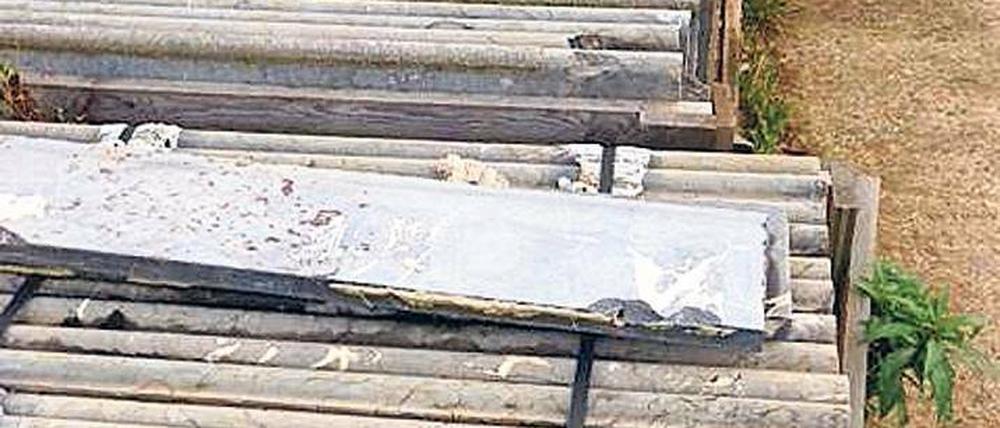 Baudenkmal palettenweise. Die Marmorstufen der Staatsoper Unter den Linden – beim Händler für Bauelemente.