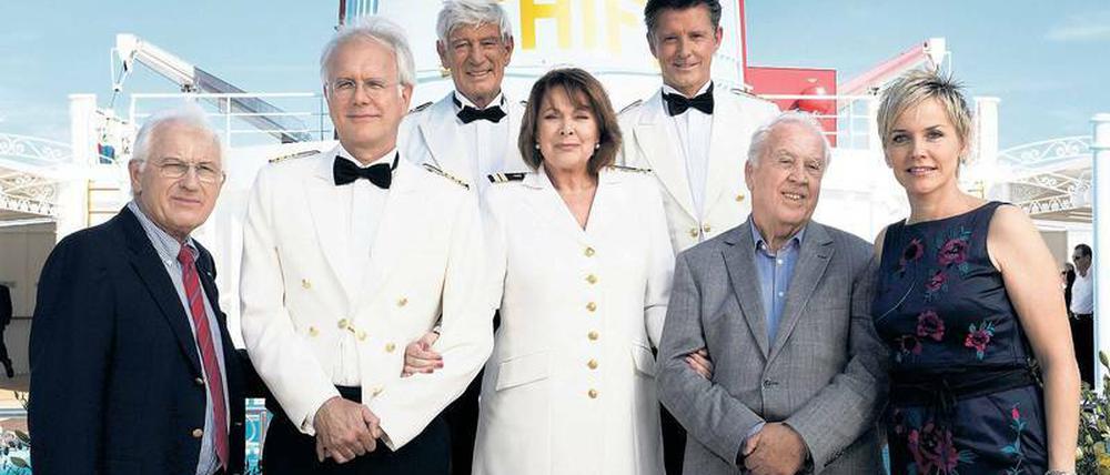 Gruppenbild mit Regisseur: Hans-Jürgen Tögel (links) hat mit TV-Filmen und Serien wie „Das Traumschiff“ Milliarden Menschen erreicht. Den Ruhm heimsten andere ein. Mit Tögel im Bild: Harald Schmidt (v.l.n.r.), Siegfried Rauch, Heide Keller, Nick Wilder, Wolfgang Rademann und Inka Bause.