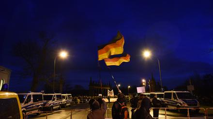 Im zweiten Quartal 2016 nahmen im Durchschnitt nur noch 42 Personen an Anti-Asyl-Demos teil.