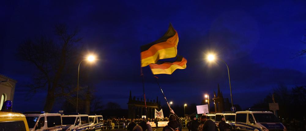 Im zweiten Quartal 2016 nahmen im Durchschnitt nur noch 42 Personen an Anti-Asyl-Demos teil.