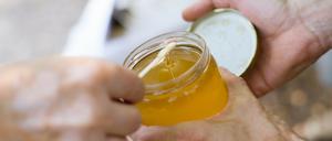 In einigen Brandenburger Honigproben wurden "erhebliche Überschreitungen der Rückstandshöchstmenge" von Glyphosat gemessen.