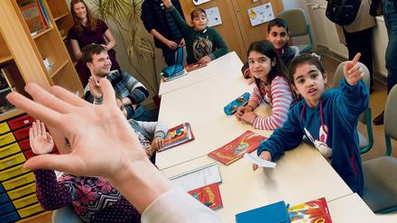 Flüchtlinge in Potsdam müssen drei Monate im Schnitt warten, um einen Platz im Deutschkurs bekommen. Schüler dieser Willkommensklasse in Potsdam haben es leichter.