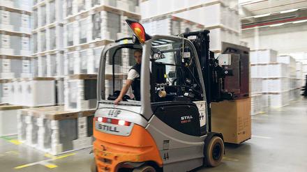 Platzbedarf. Von Berlin aus werden Bekleidung, Lebensmittel oder auch Pharmazeutika zum Endverbraucher geschickt, wie hier die Waschmaschinen in einem Logistikzentrum im Speckgürtel. Doch die Flächen für neue Zentren gehen langsam aus.
