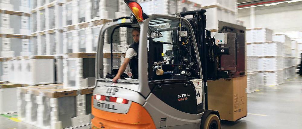 Platzbedarf. Von Berlin aus werden Bekleidung, Lebensmittel oder auch Pharmazeutika zum Endverbraucher geschickt, wie hier die Waschmaschinen in einem Logistikzentrum im Speckgürtel. Doch die Flächen für neue Zentren gehen langsam aus.