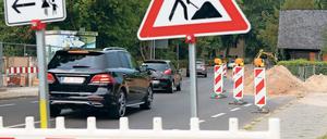 Aufgestaut. Auf dem Reiterweg geht es nur in einer Richtung voran. Die Bauarbeiten sorgen in der Jägerallee und der Hegelallee für Stau. Noch bis zum 3. September werden Leitungen verlegt und die Kreuzung zur Jägerallee verbreitert.