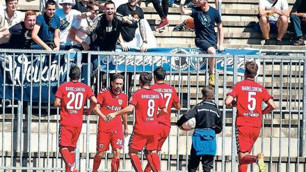 Gemeinsamer Jubel. In der 81. Spielminute erzielte Lovro Sindik den 2:1-Siegtreffer für den SV Babelsberg 03 gegen Bautzen. Danach feierten die Nulldrei-Spieler mit ihren Fans.