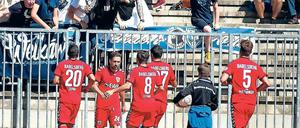 Gemeinsamer Jubel. In der 81. Spielminute erzielte Lovro Sindik den 2:1-Siegtreffer für den SV Babelsberg 03 gegen Bautzen. Danach feierten die Nulldrei-Spieler mit ihren Fans.