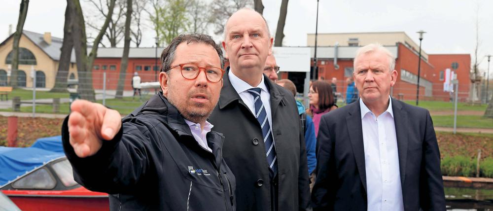 Blick voraus. Andreas Klemund, Bereichsleiter Potsdam des Olympiastützpunktes Brandenburg, sowie Ministerpräsident Dietmar Woidke und OSP-Chef Wilfried Lausch beim Besuch am Spitzensportstandort Potsdam.
