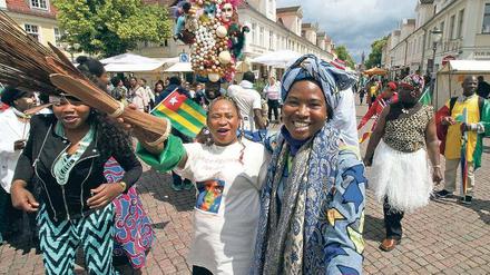 Farbenfroh. Der Umzug zum Afrika-Fest im vergangenen Jahr.