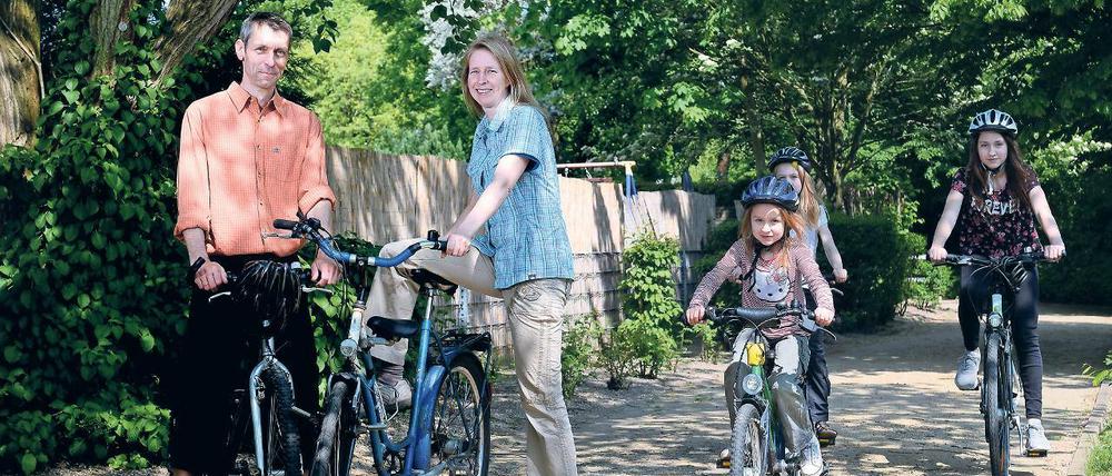 Sie sind mit dem Radl da. Bettina und Carsten Rasmus gehen gemeinsam mit ihren drei Töchtern auf Tour. Die sind bereits selbst Experten für Ausflüge in der Region.