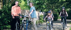 Sie sind mit dem Radl da. Bettina und Carsten Rasmus gehen gemeinsam mit ihren drei Töchtern auf Tour. Die sind bereits selbst Experten für Ausflüge in der Region.