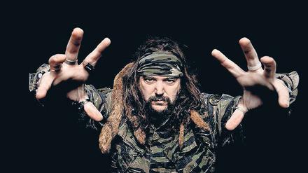 Zieht seine Hörer seit 20 Jahren auf die dunkle Seite. Max Cavalera, Gründer der Bands Sepultura und Soulfly, kennt die Härte des Lebens, nicht nur die der Musik.