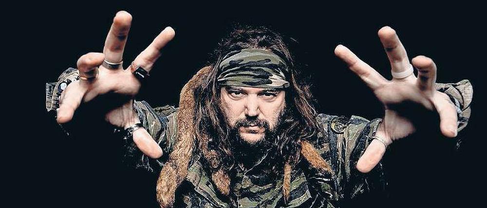 Zieht seine Hörer seit 20 Jahren auf die dunkle Seite. Max Cavalera, Gründer der Bands Sepultura und Soulfly, kennt die Härte des Lebens, nicht nur die der Musik.