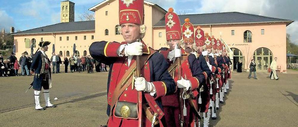 Hochgewachsen. Die Langen Kerls treten bundesweit und international auf.