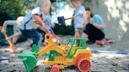 Anstrengender Job. In Potsdam müssen Kita-Erzieher immer noch zu viele Kinder auf einmal betreuen, da die Eltern ihre Schützlinge zumeist erst spät abholen können. Eine Besserung ist nicht in Sicht.