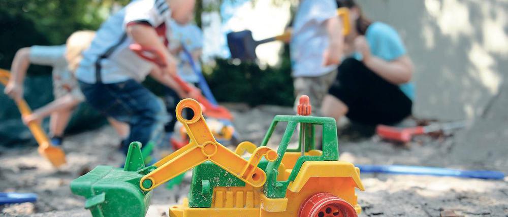 Anstrengender Job. In Potsdam müssen Kita-Erzieher immer noch zu viele Kinder auf einmal betreuen, da die Eltern ihre Schützlinge zumeist erst spät abholen können. Eine Besserung ist nicht in Sicht.